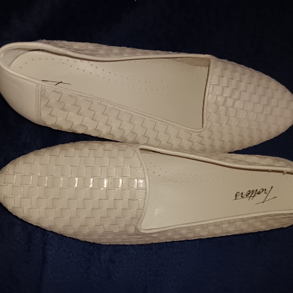 Trotters Liz leather Loafers size 10m. Bone tan color.l like new pre-owned - Picture 6 of 8